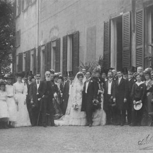 Casa Cicogna, matrimonio di Guendalina Cicogna Mozzoni con Gaetano Litta Modignani, 19 giugno 1902: Gian Pietro Cicogna Mozzoni, padre della sposa, al centro con barba bianca, e Maddalena Cavazzi della Somaglia, quinta da sinistra.
